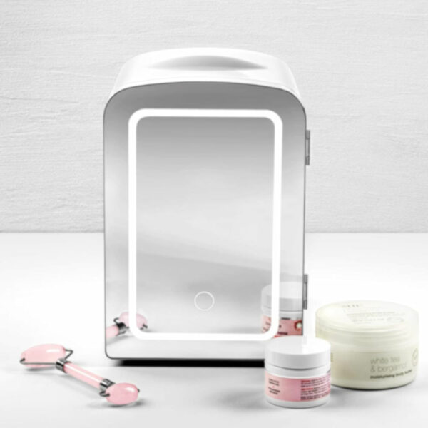 CHE-RJ484MLWHITE-DSMX_1.jpg MINI REFRI CHEFMAN PORTATIL 4LTS PUERTA CON ESPEJO Y LUZ LED AJUSTE FRIO-CALIENTE BLANCA